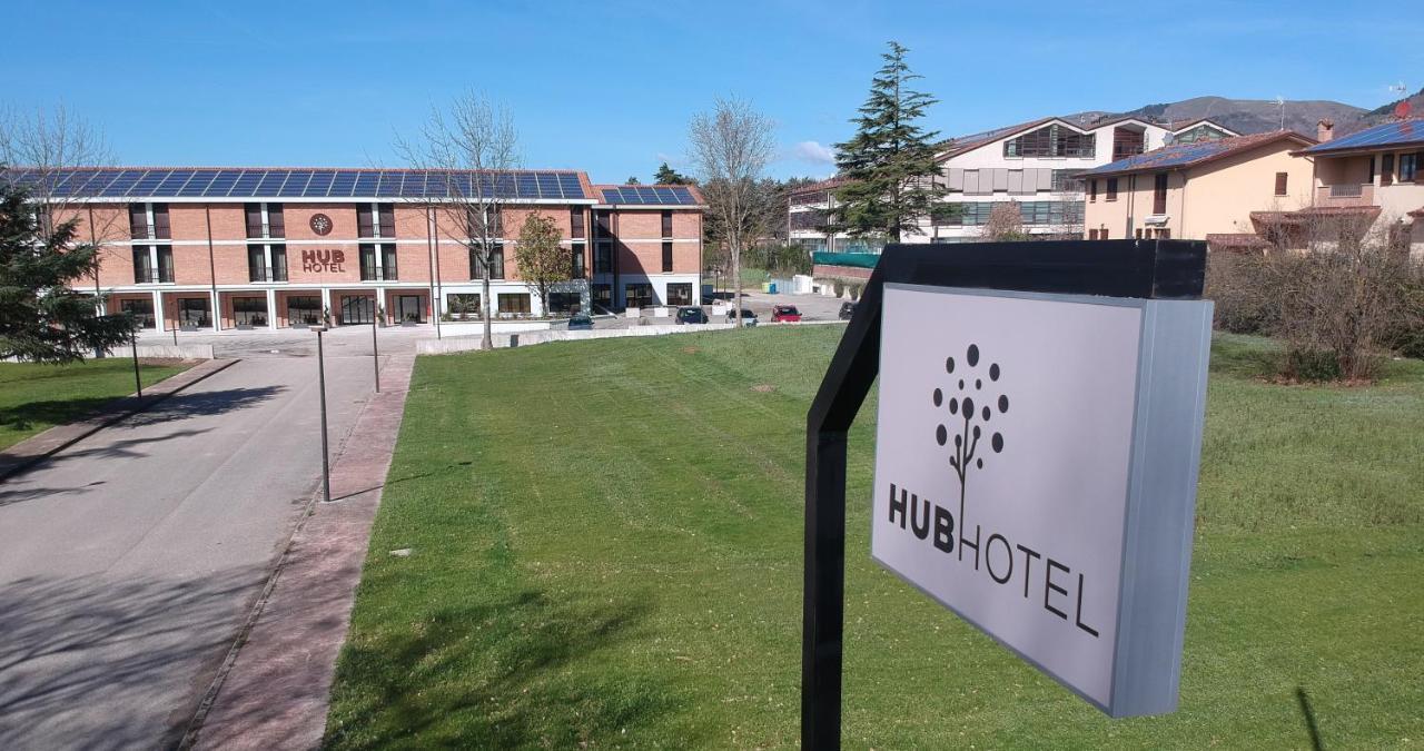 Hub Hotel Губио Екстериор снимка