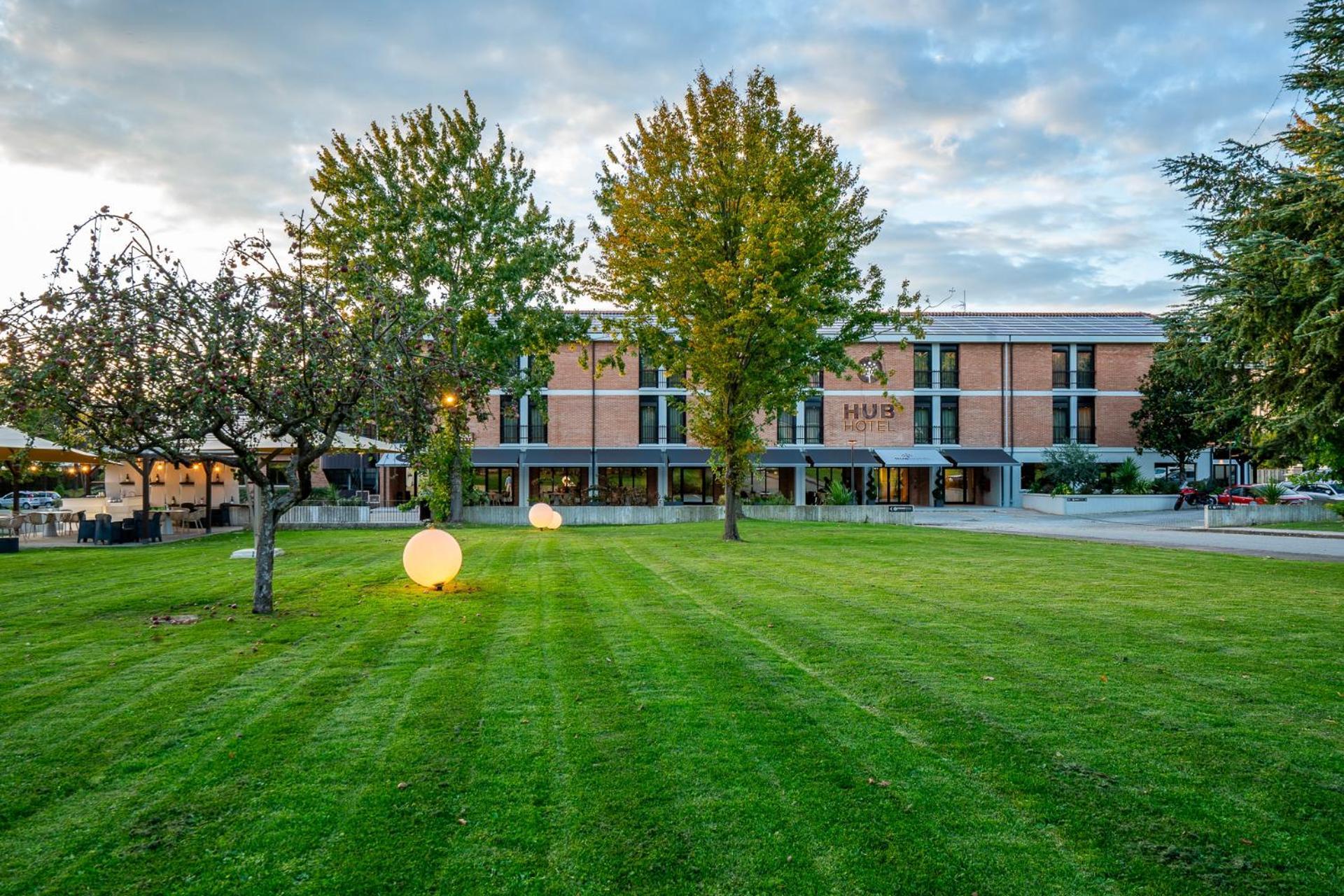 Hub Hotel Губио Екстериор снимка