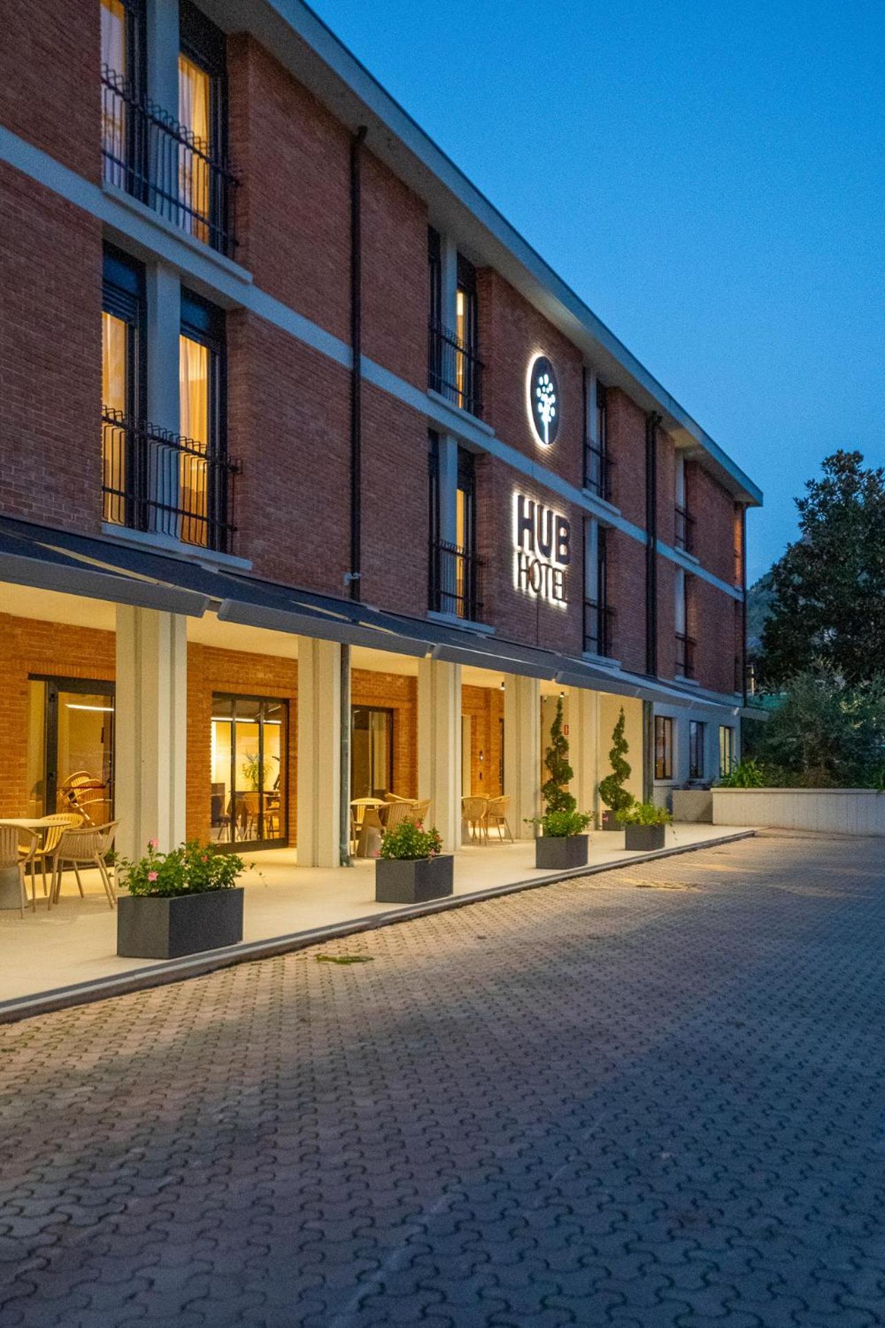 Hub Hotel Губио Екстериор снимка