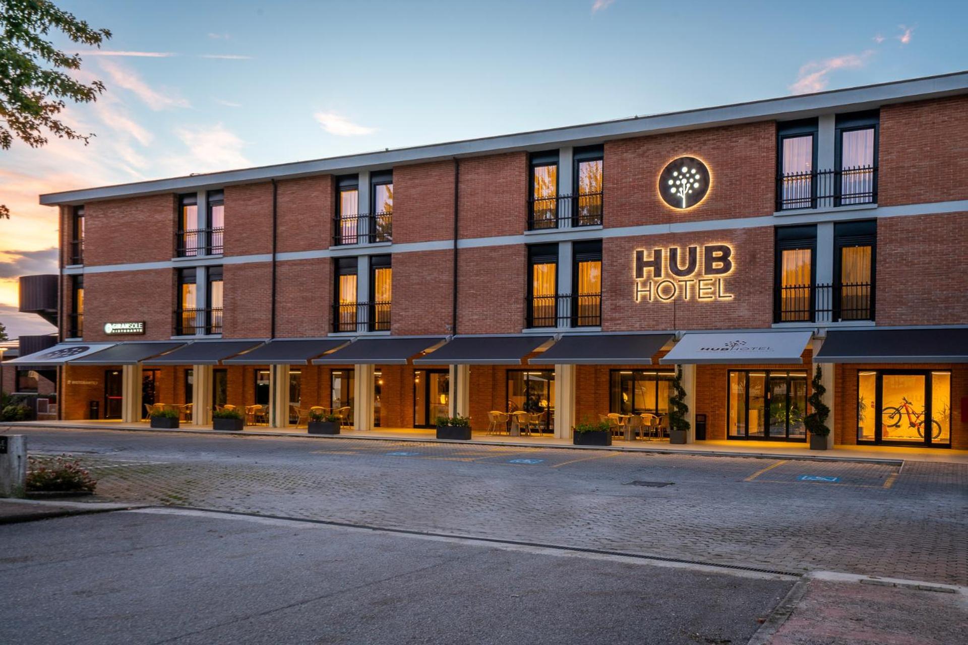 Hub Hotel Губио Екстериор снимка