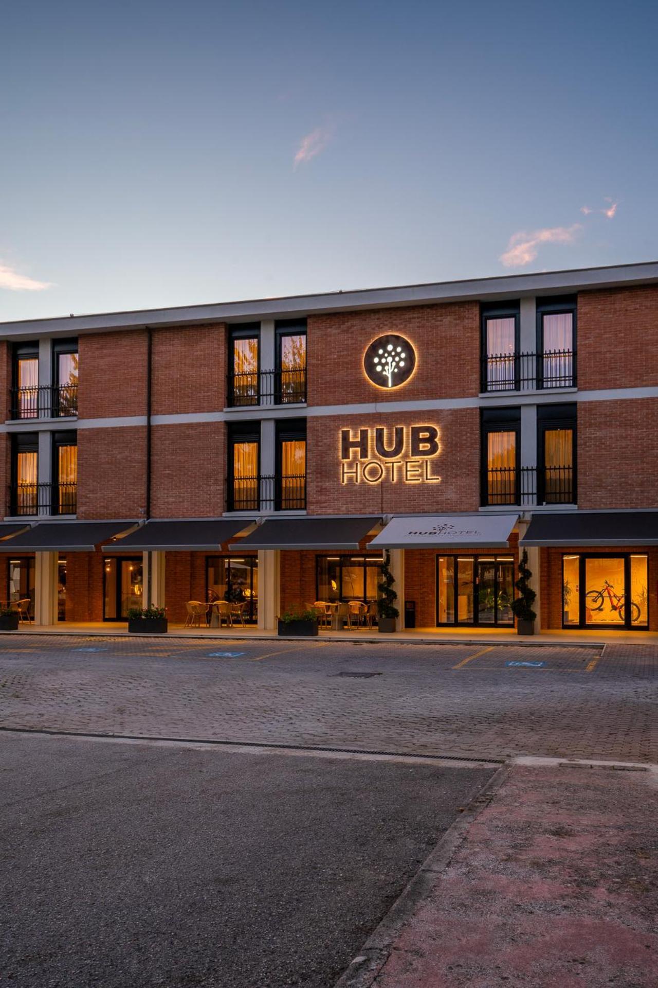 Hub Hotel Губио Екстериор снимка
